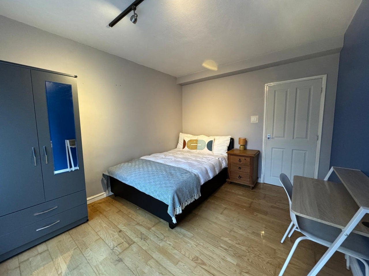 Room Borrodaile Road in Greater London