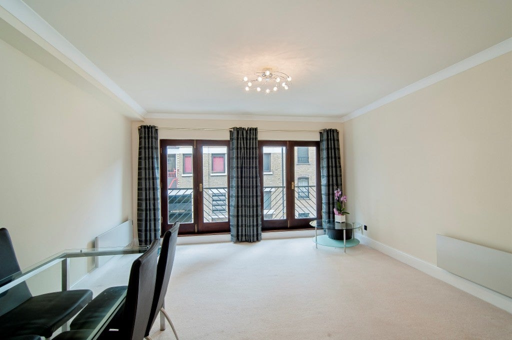 Flat Wapping High Street in Greater London