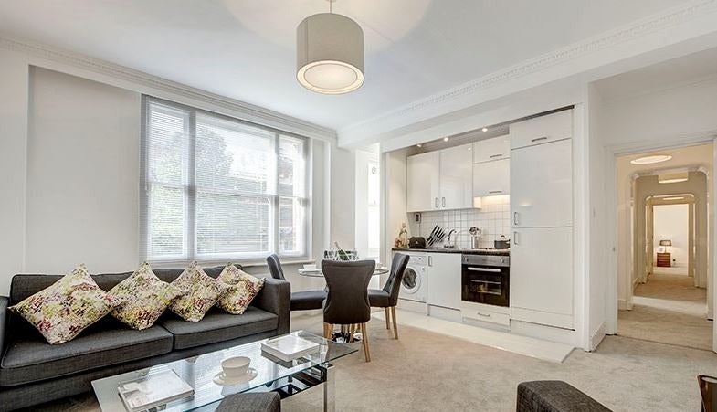 Flat Hill Street in City of Westminster