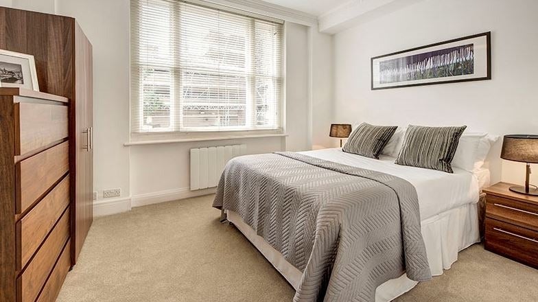 Flat Hill Street in City of Westminster