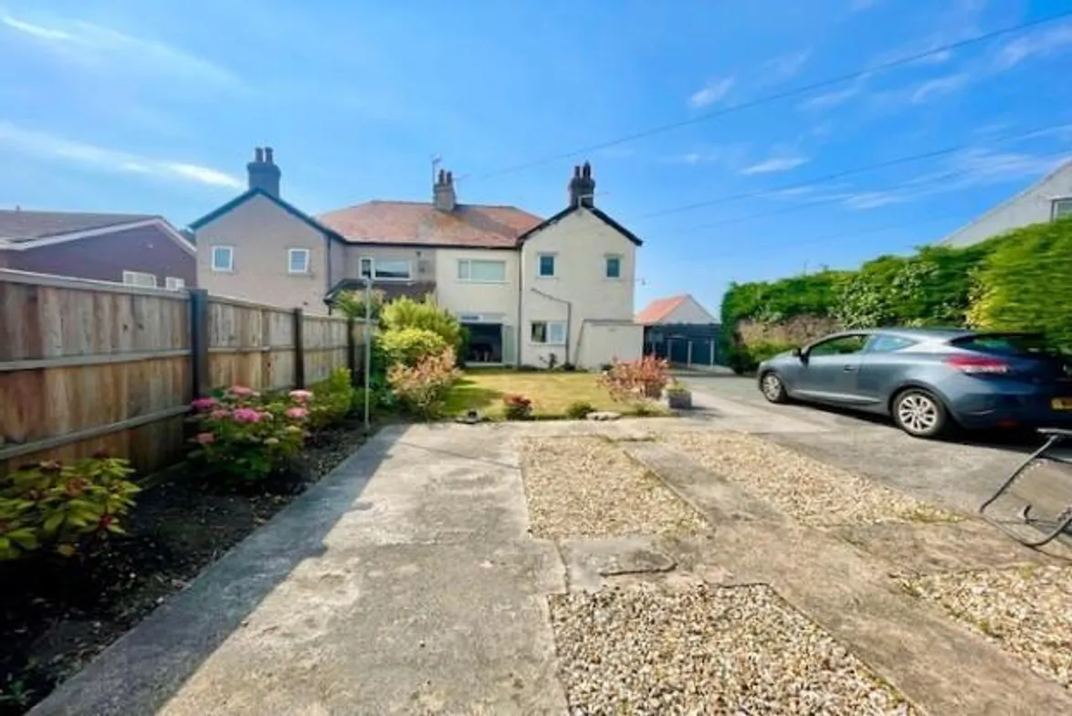 Flat Llandudno Road in Penrhyn-Side