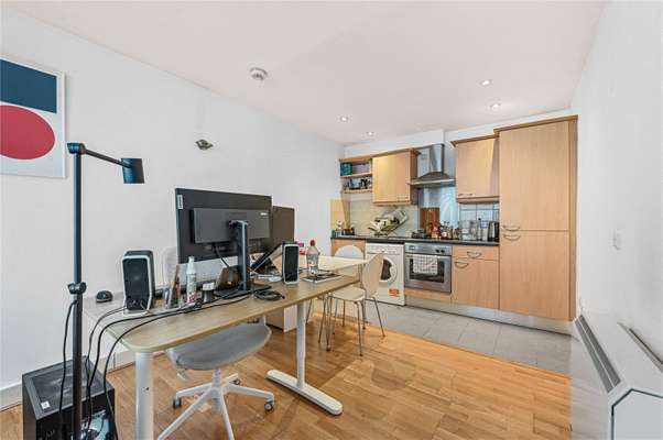 Flat Artichoke Hill in Greater London