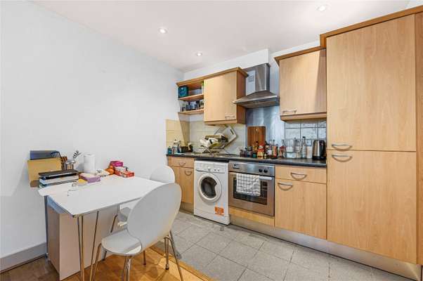 Flat Artichoke Hill in Greater London