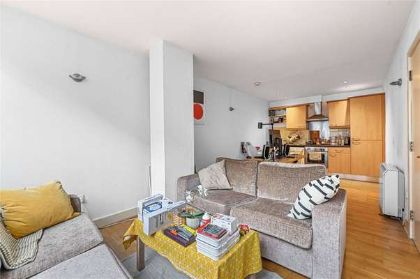 Flat Artichoke Hill in Greater London