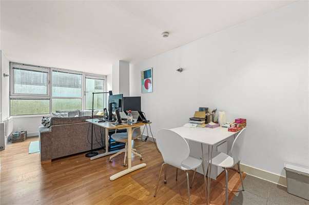 Flat Artichoke Hill in Greater London