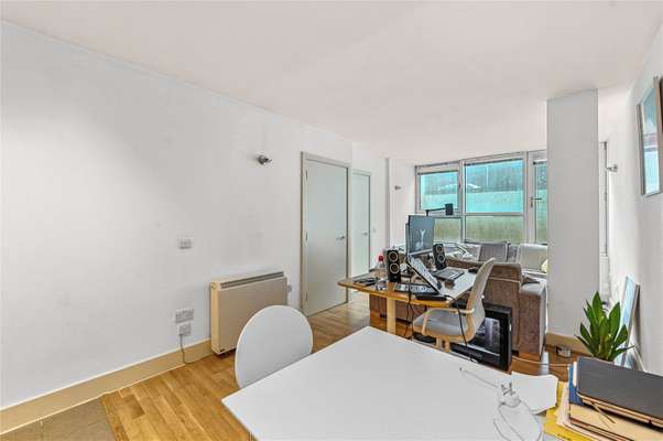 Flat Artichoke Hill in Greater London