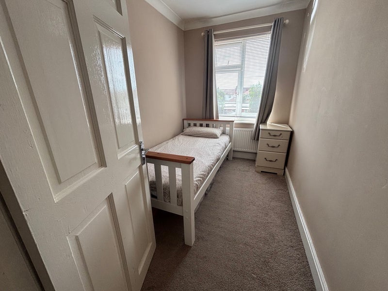 Room Stoke Poges Lane in Slough