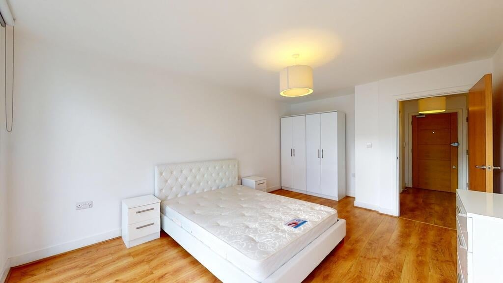 Flat Greenhill Way in Greater London