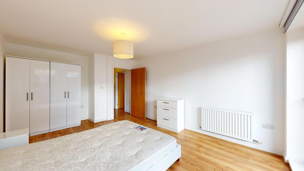Flat Greenhill Way in Greater London