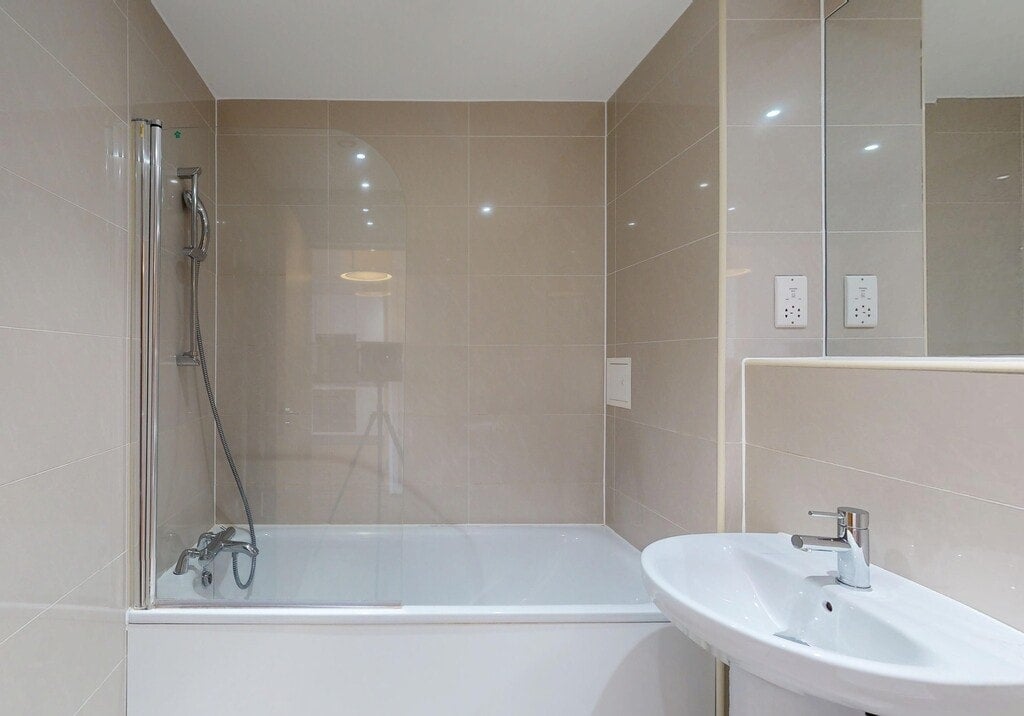 Flat Greenhill Way in Greater London