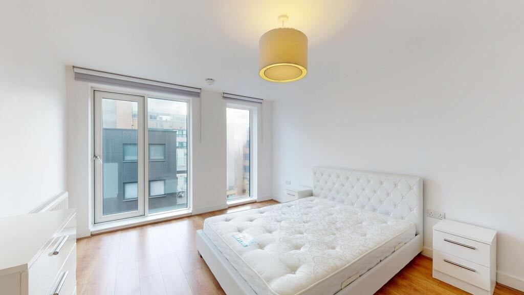 Flat Greenhill Way in Greater London