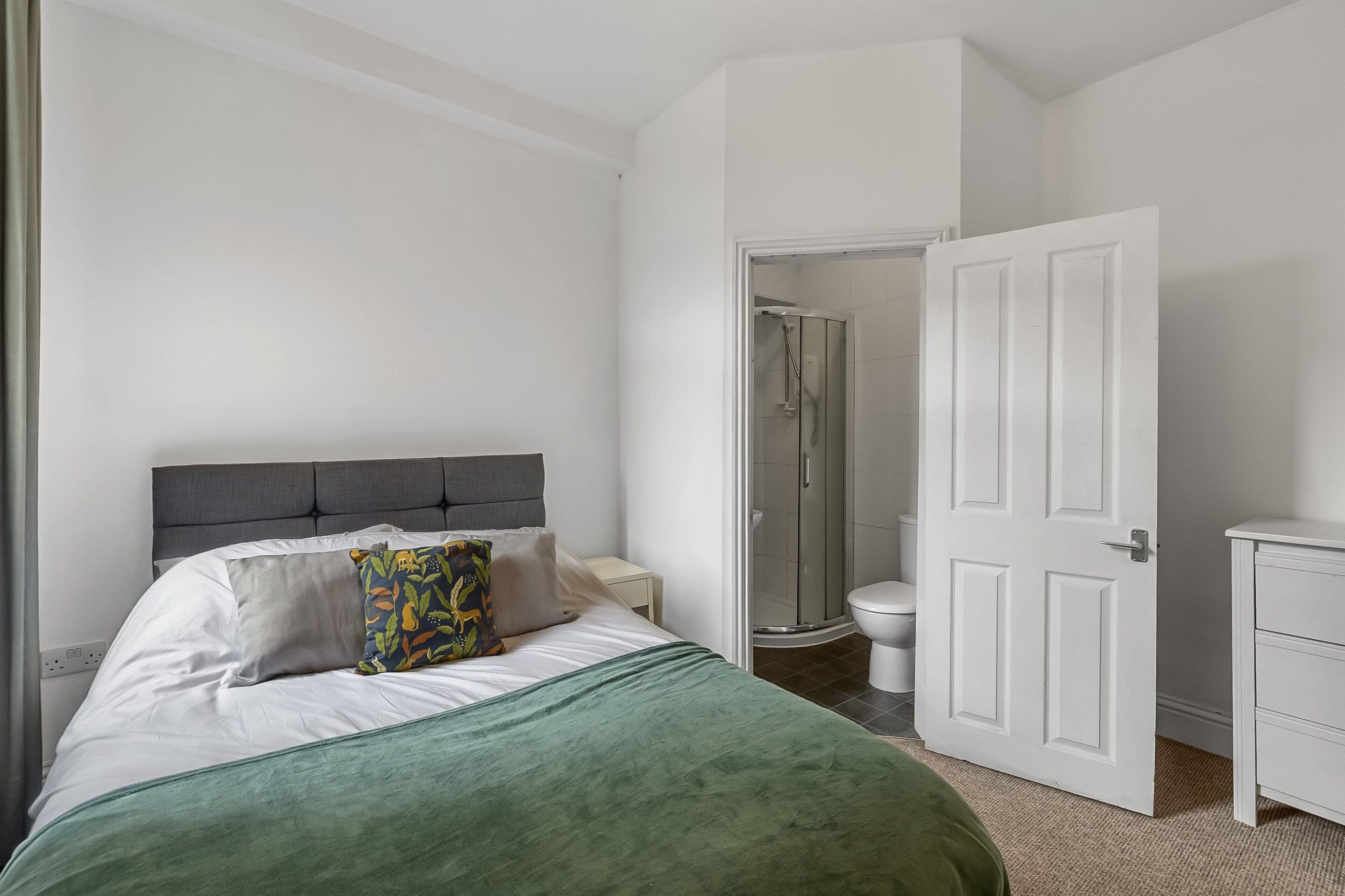 Room Seymour Avenue in Plymouth