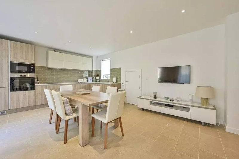 Room Helena Close in Greater London