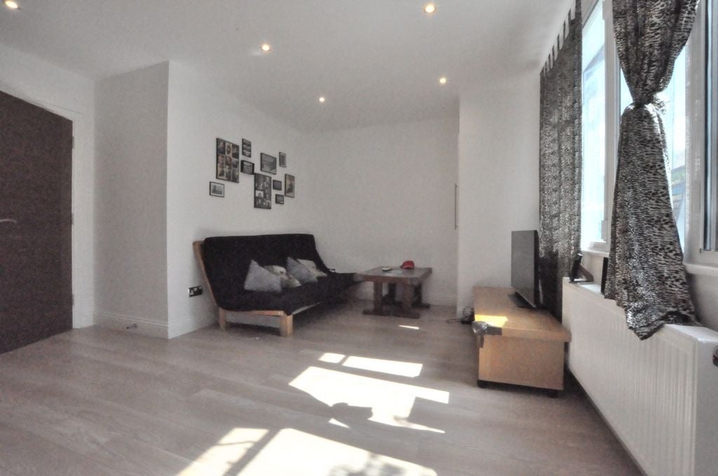 Flat Holloway Road in Greater London