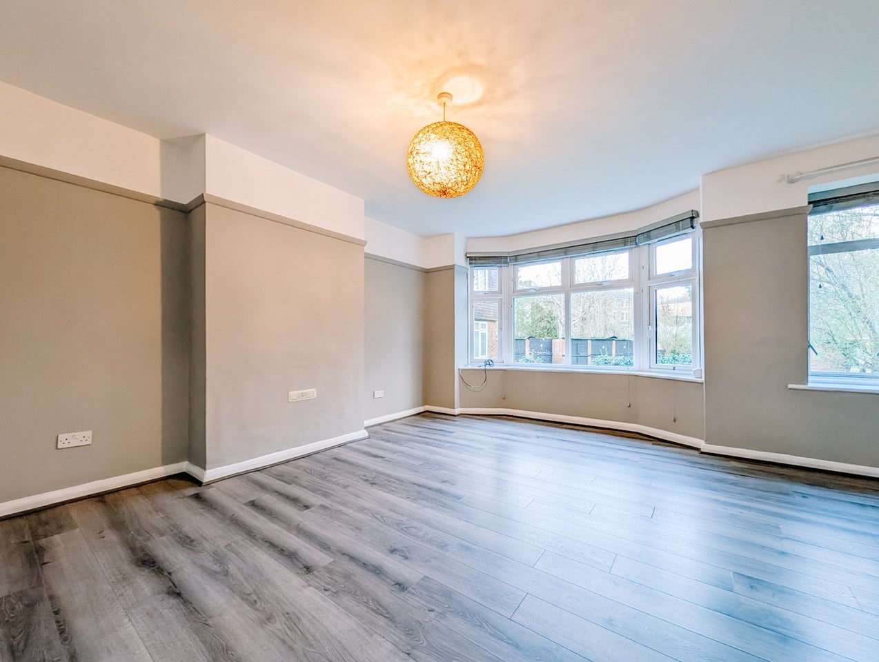 Flat Melbourne Court in Greater London
