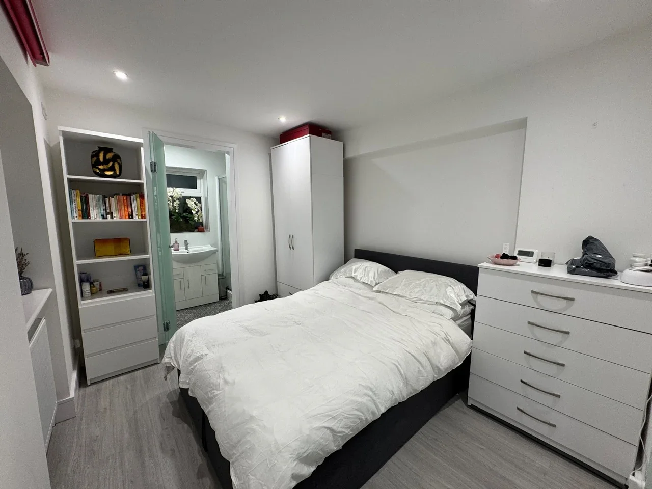 Flat Warwick Road in Greater London