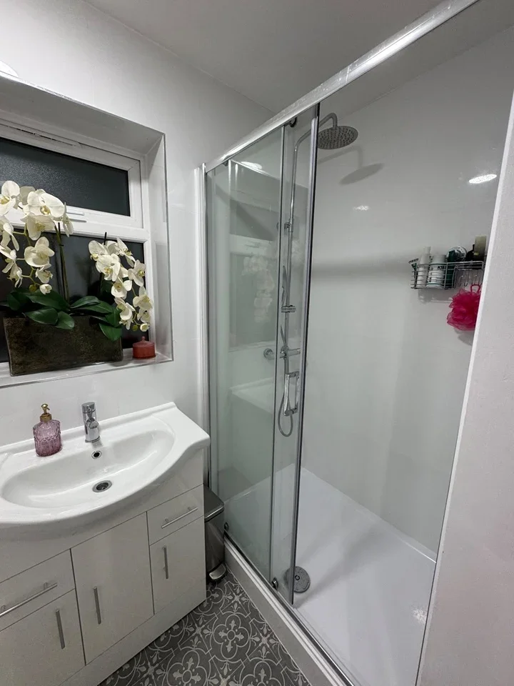 Flat Warwick Road in Greater London