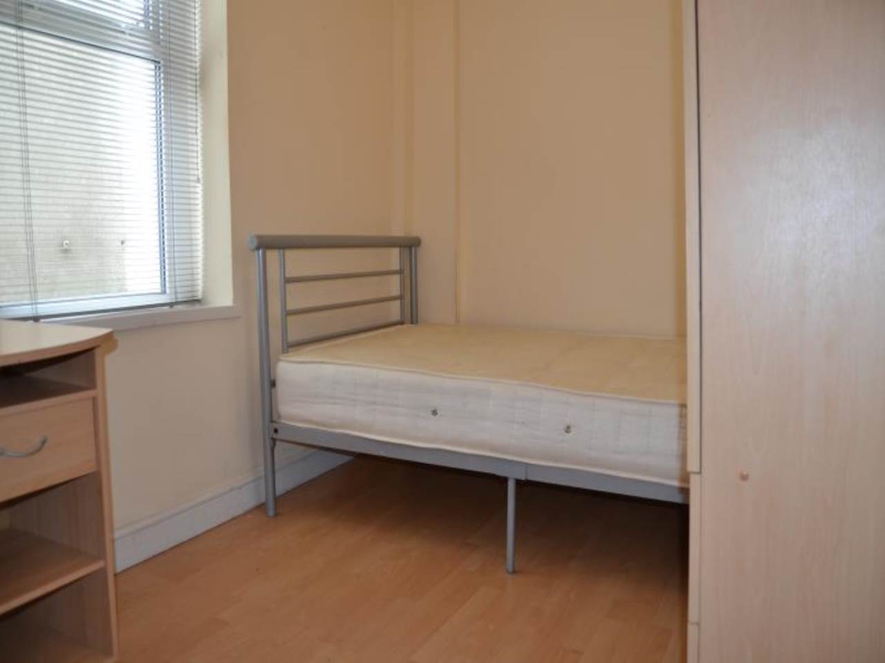 Room Mackintosh Place in Cardiff