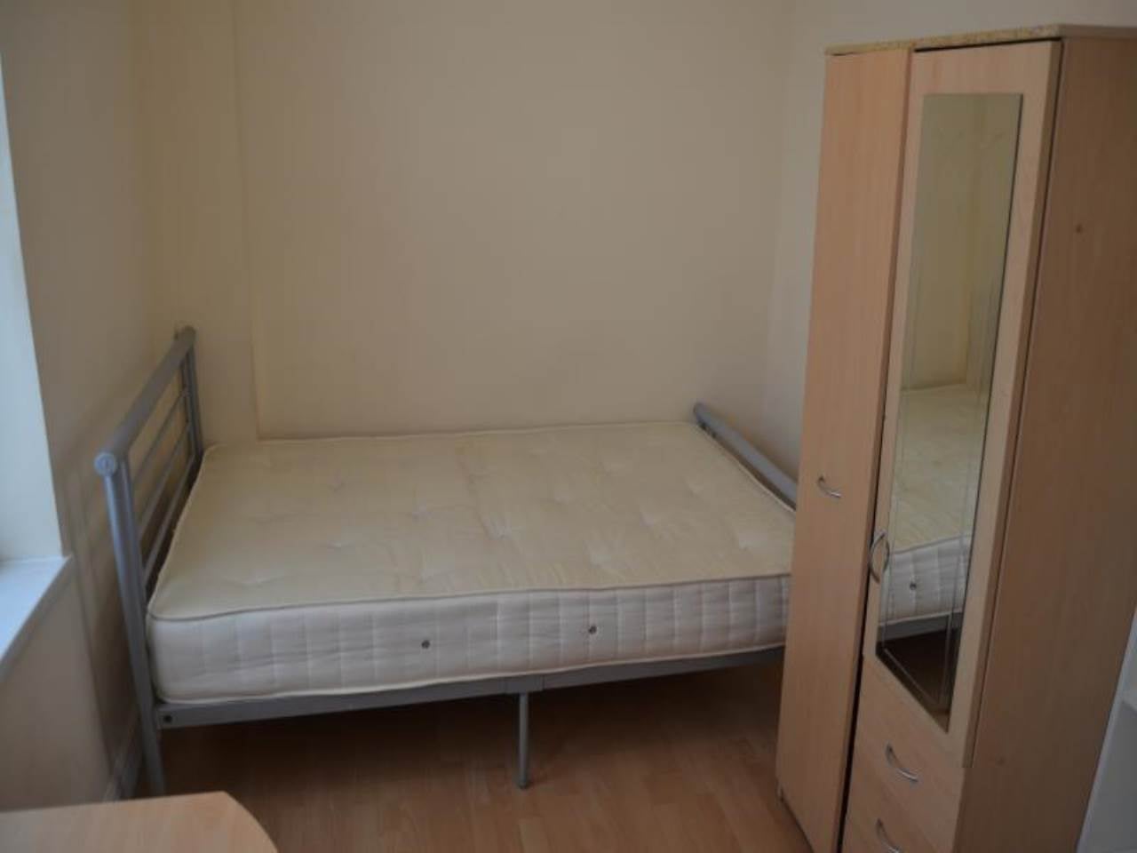 Room Mackintosh Place in Cardiff
