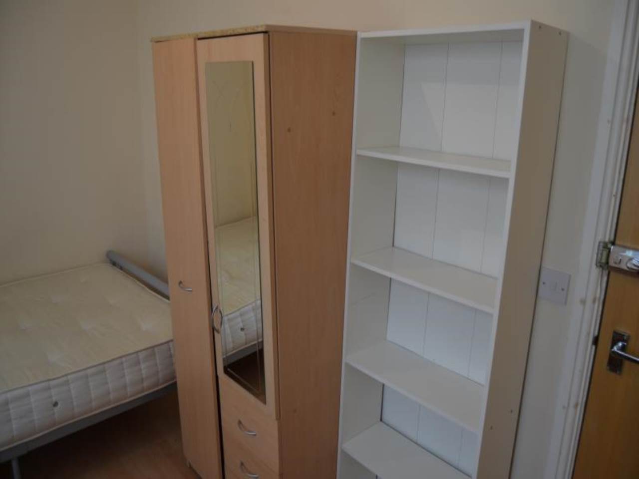 Room Mackintosh Place in Cardiff
