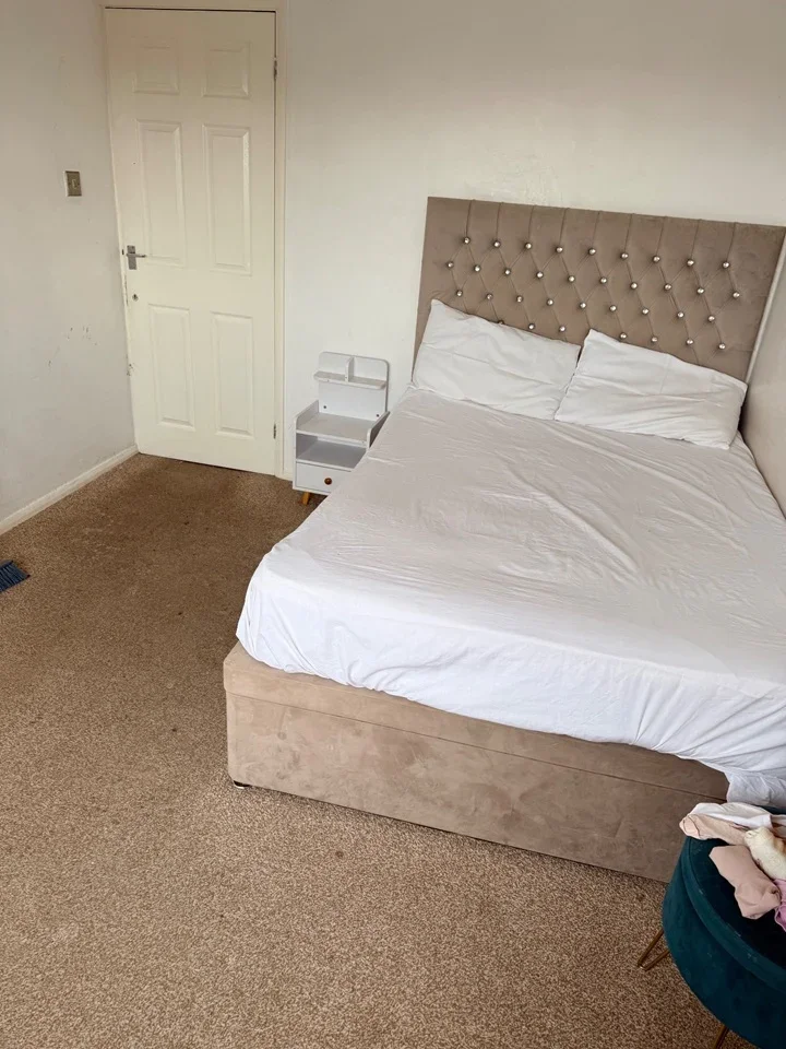 Flat Fairfield Road in Dunstable