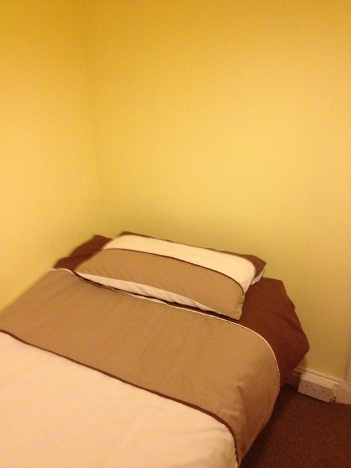 Room Mansell Road in Greater London