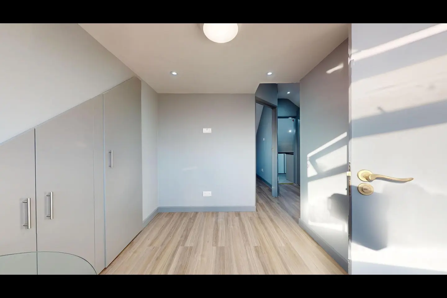 Flat Gunnersbury Lane in Greater London