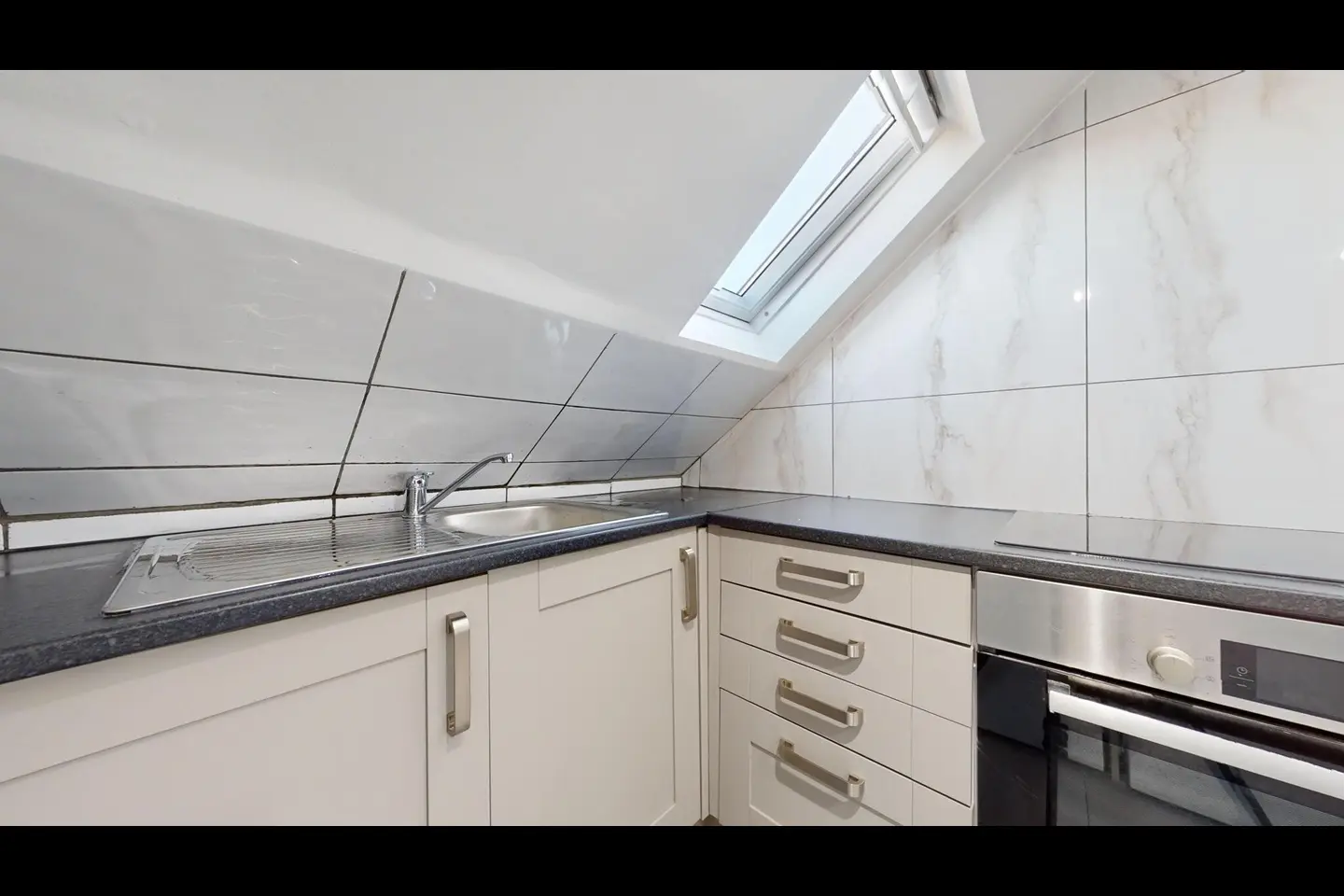 Flat Gunnersbury Lane in Greater London