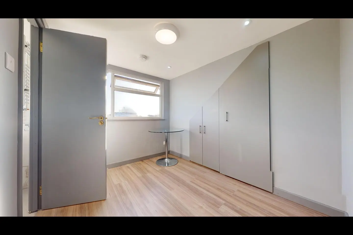 Flat Gunnersbury Lane in Greater London