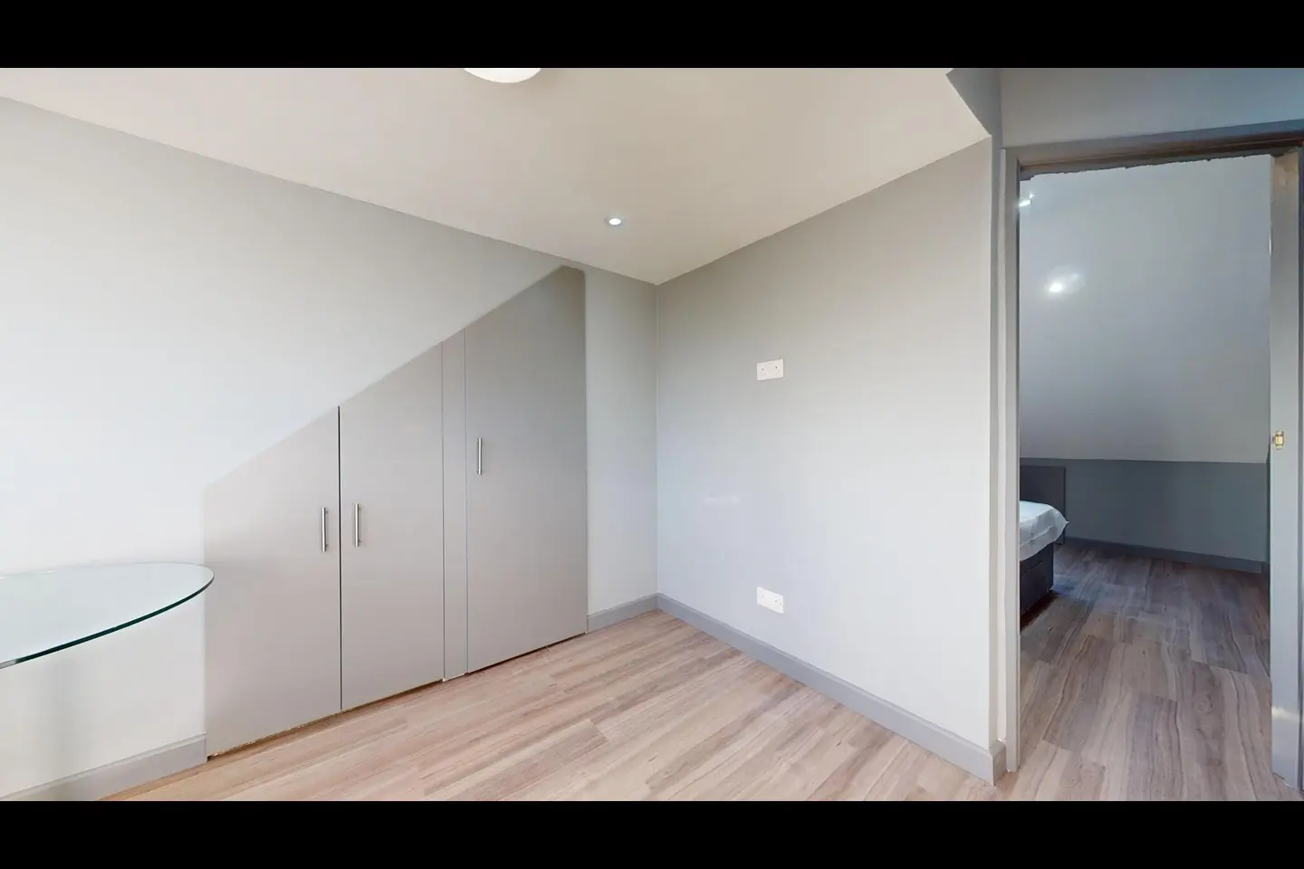 Flat Gunnersbury Lane in Greater London