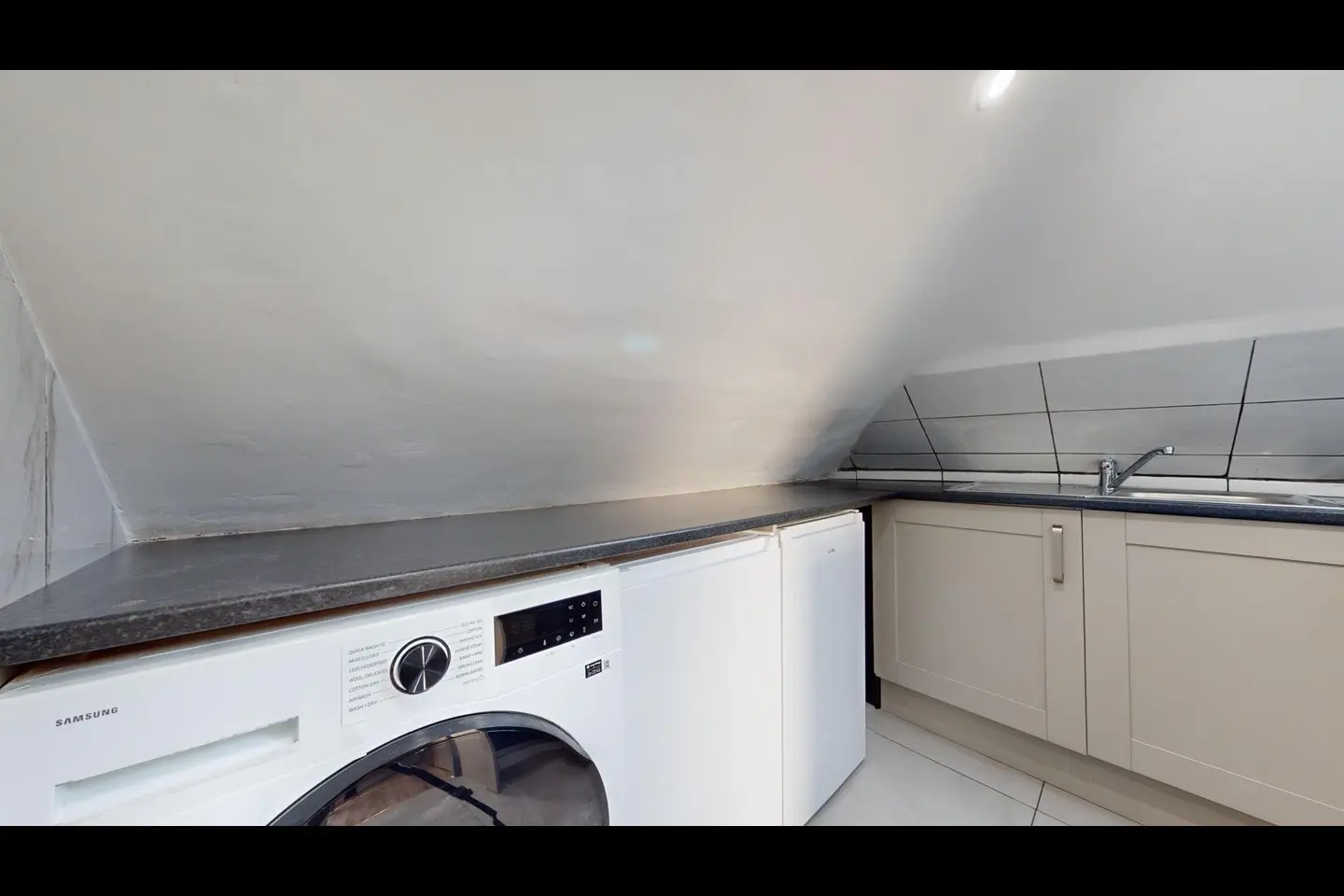 Flat Gunnersbury Lane in Greater London