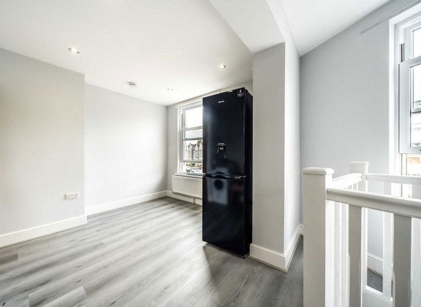 Flat Haydon Park Road in Greater London