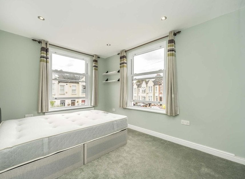 Flat Haydon Park Road in Greater London