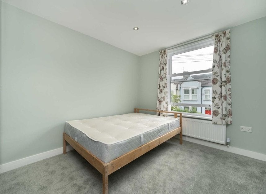 Flat Haydon Park Road in Greater London