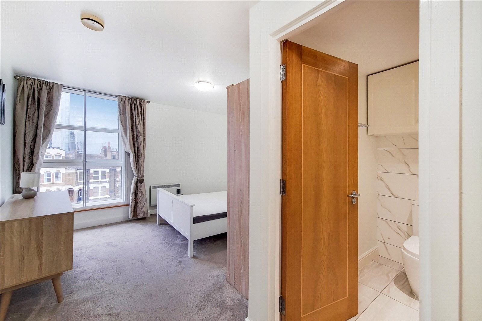 Flat Manchester Road in Greater London