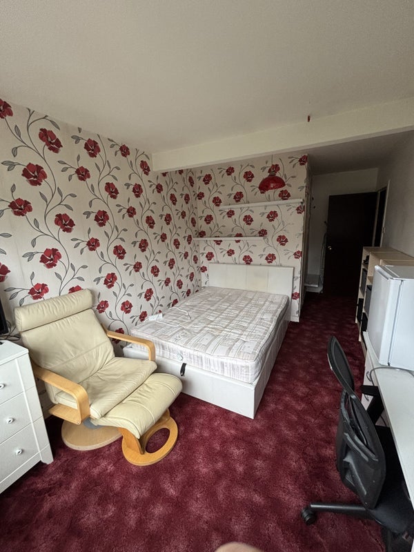 Room Auchinraith Road in Blantyre