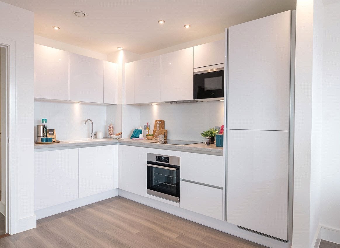 Flat Healum Avenue in Greater London