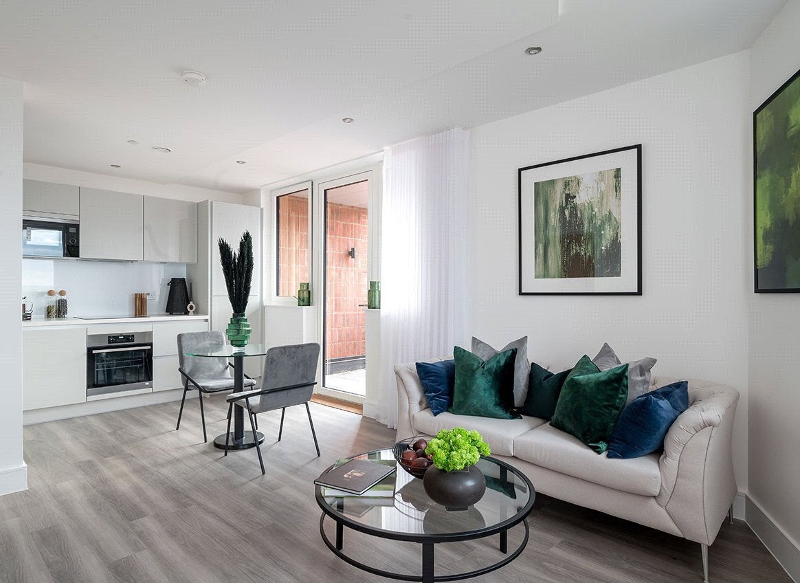 Flat Healum Avenue in Greater London