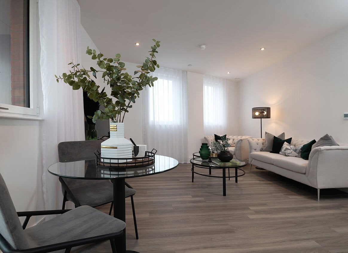 Flat Healum Avenue in Greater London