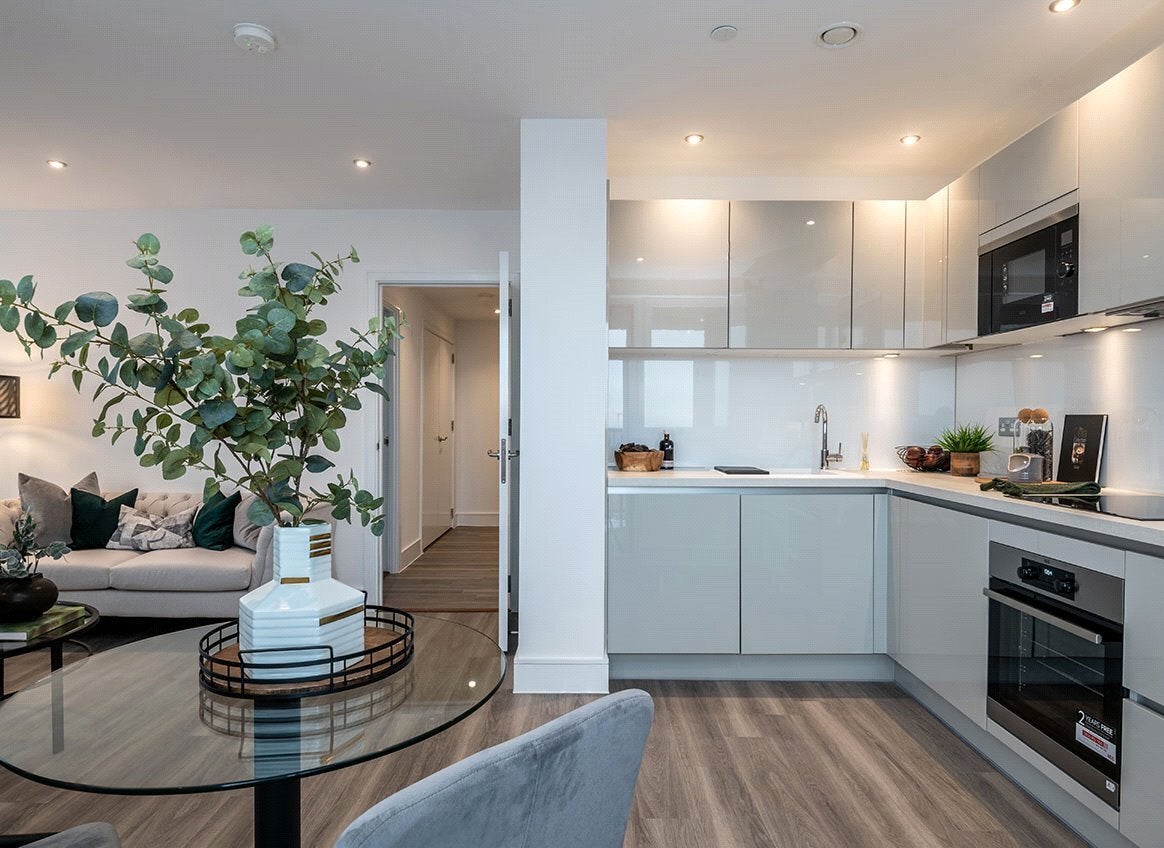 Flat Healum Avenue in Greater London