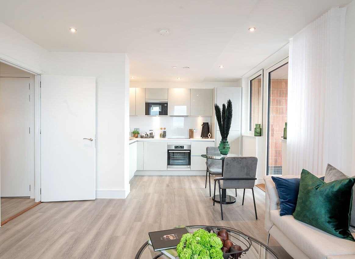 Flat Healum Avenue in Greater London