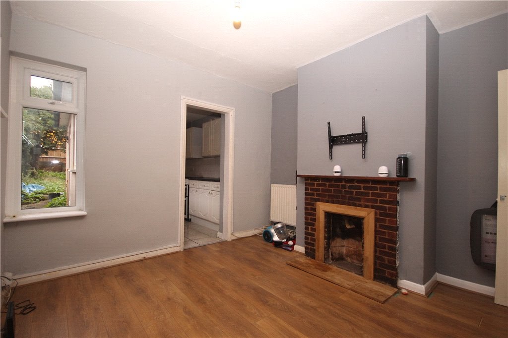 Flat Denzil Road in Guildford