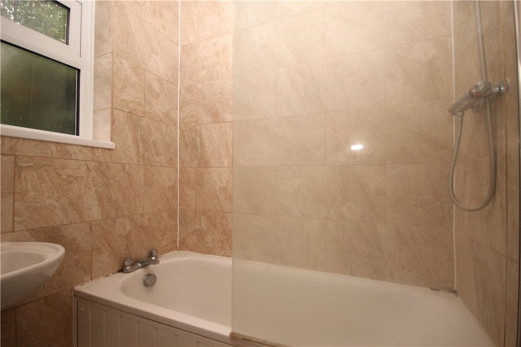 Flat Denzil Road in Guildford