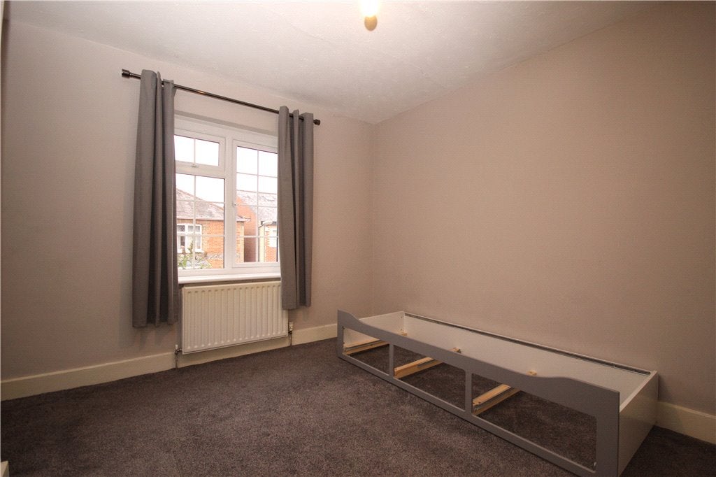 Flat Denzil Road in Guildford