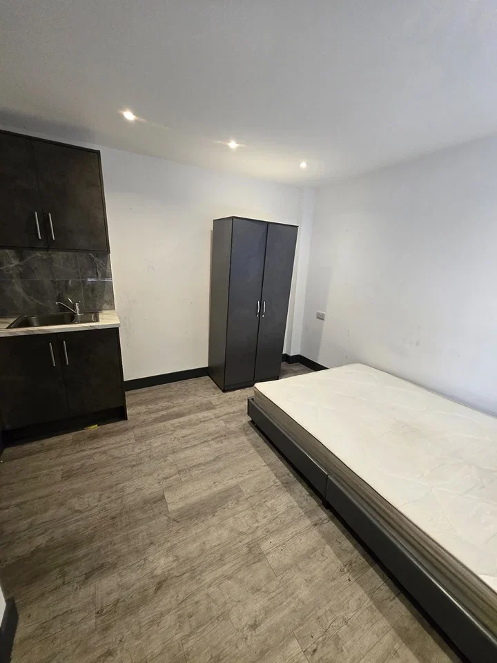 Flat Sipson Road in Greater London