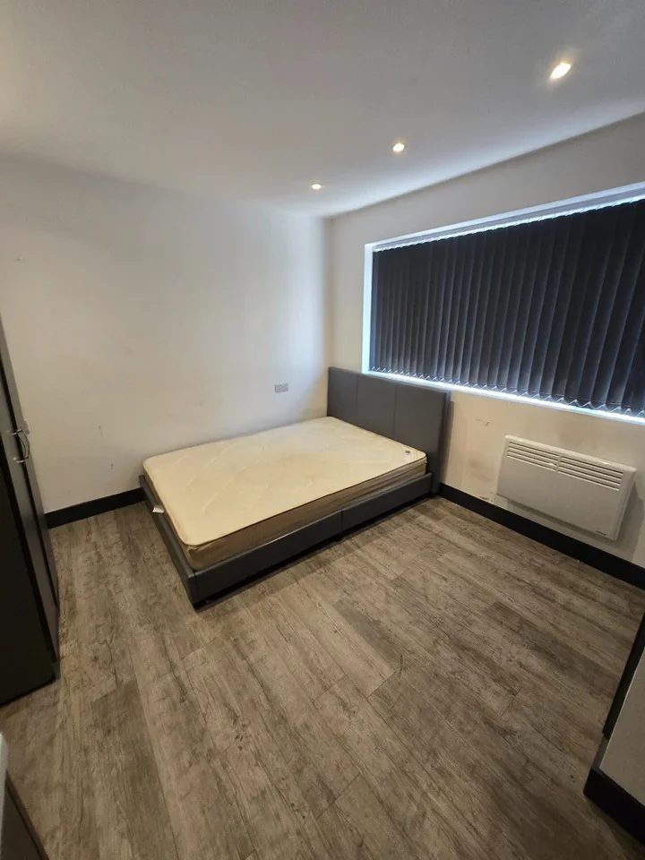 Flat Sipson Road in Greater London