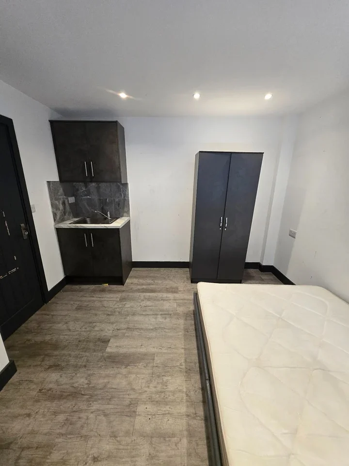 Flat Sipson Road in Greater London