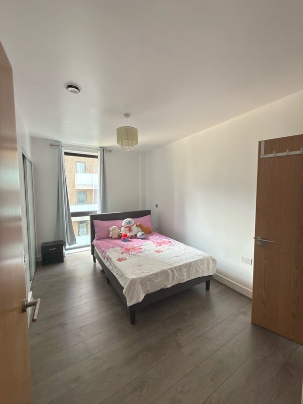 Room New Village Avenue in Greater London