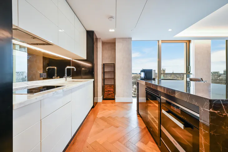 Flat Belvedere Road in Greater London