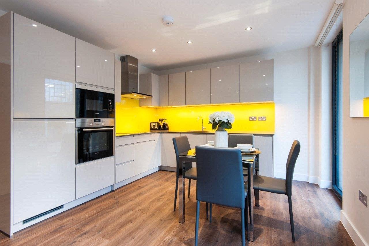 Flat Boyd Street in Greater London